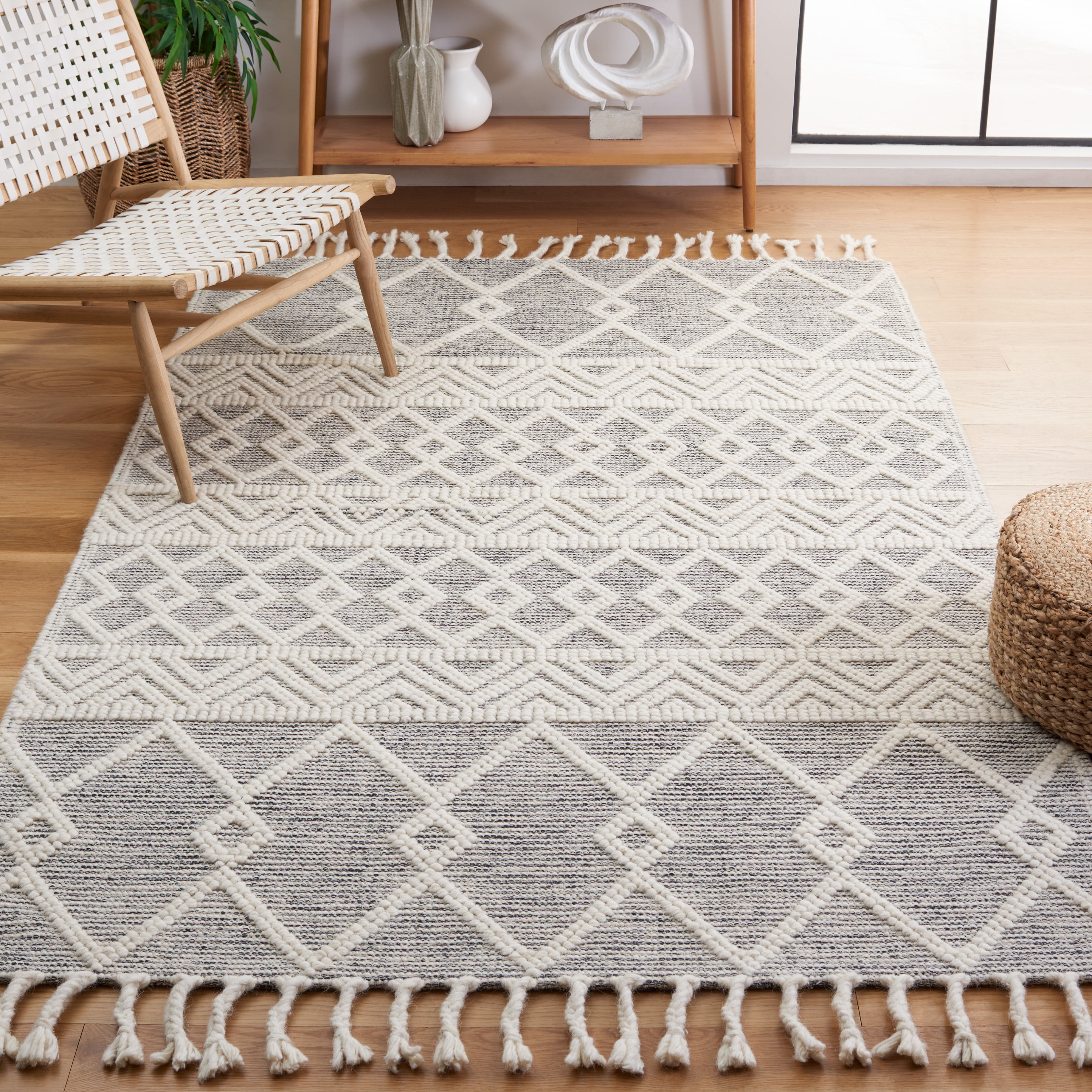 SAFAVIEH Natura Velasco Southwestern Wool Area Rug, Ivory/Black, 4' x 6'