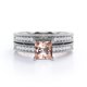 thumbnail image 4 of Juego Nupcial JeenMata Eduardiano 1.5ct Morganita y Moissanita Talla Princesa Melocotón Rosado Pavé 4 Puntas Baño Oro Blanco 18K sobre Plata, 4 of 6