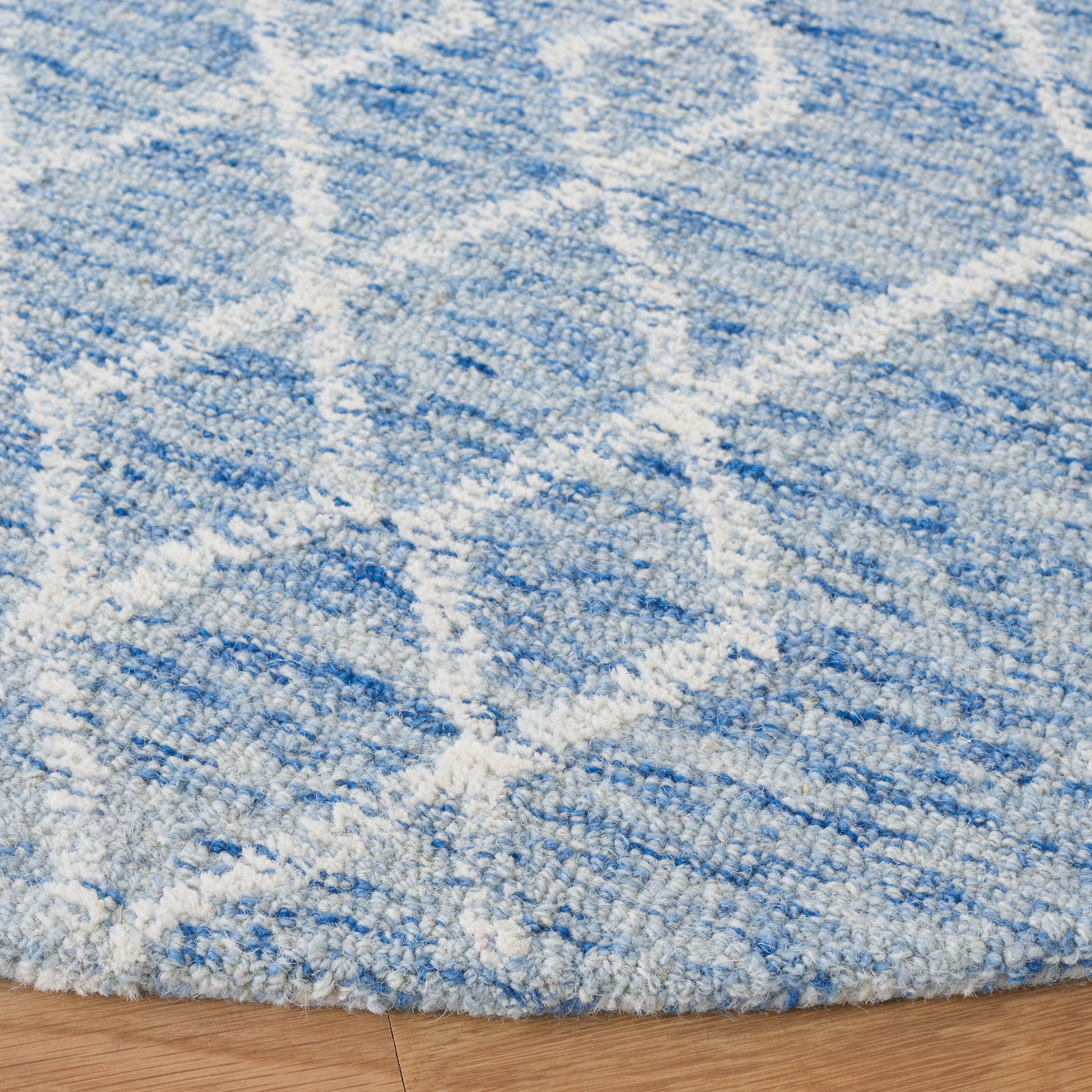 SAFAVIEH Metro Jenny Diamond Area Rug, Blue/Ivory, 6' x 6' Round