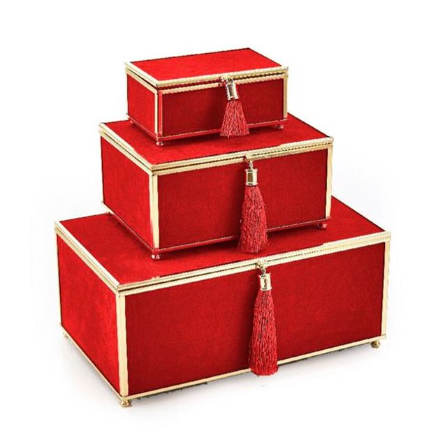 Benzara BM162569 Magnifiques Boîtes de Rangement en Velours Rouge avec Pompon - Lot de 3