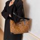 thumbnail image 5 of Bolso Mano Informal para Mujer Compras Retro Ante Sintético Gran Capacidad, 5 of 9