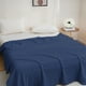 thumbnail image 4 of Manta Suave de Poliéster de Color Liso (78,7 X 59 Pulgadas), Lavable a Máquina, Resistente a La Decoloración, Multiusos para Cama, Sofá o Exterior. Azul, Gris, Blanco y Verde. Manta Acogedora para Ca, 4 of 6