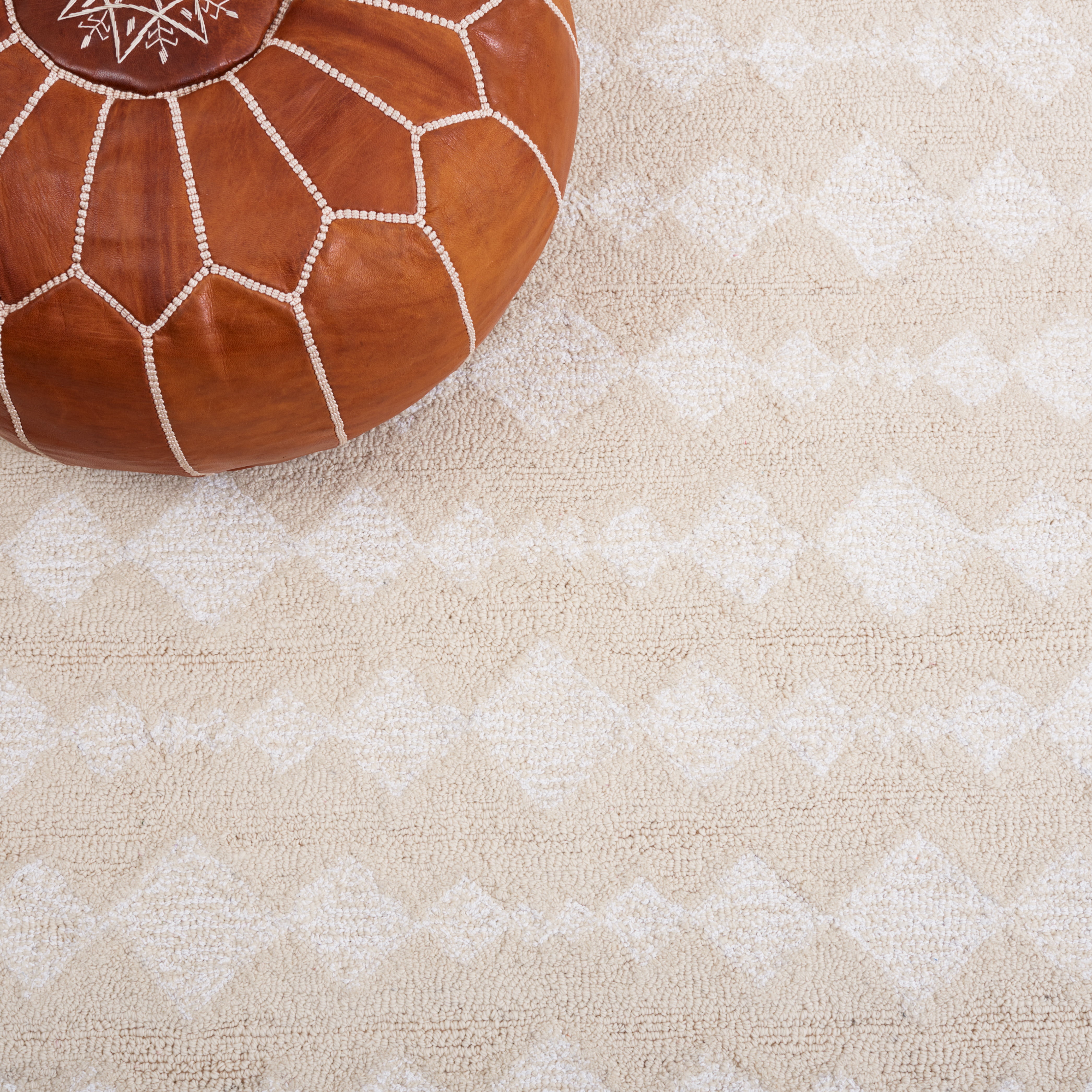 SAFAVIEH Capri Becky Distressed Area Rug, Ivory/Beige, 6' x 6' Round