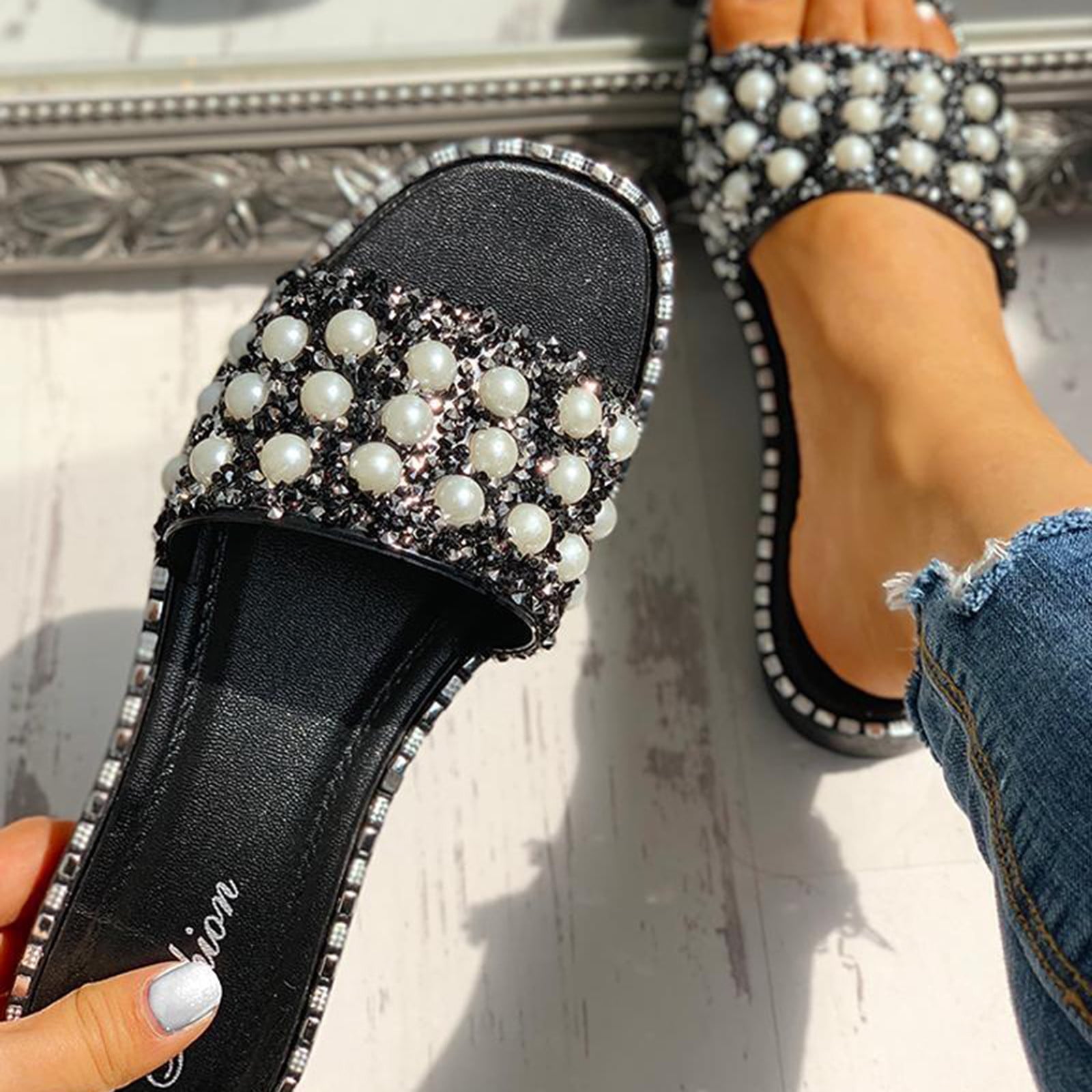 Private space Summer Women Shoes Women Sandals Rhinestone Pearl Flip Flops New Flat Sandals Soft Bottom Ladies Shoes