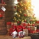 thumbnail image 4 of Estatua de Papá Noel sin rostro que decora la ventana con adornos navideños, 4 of 7