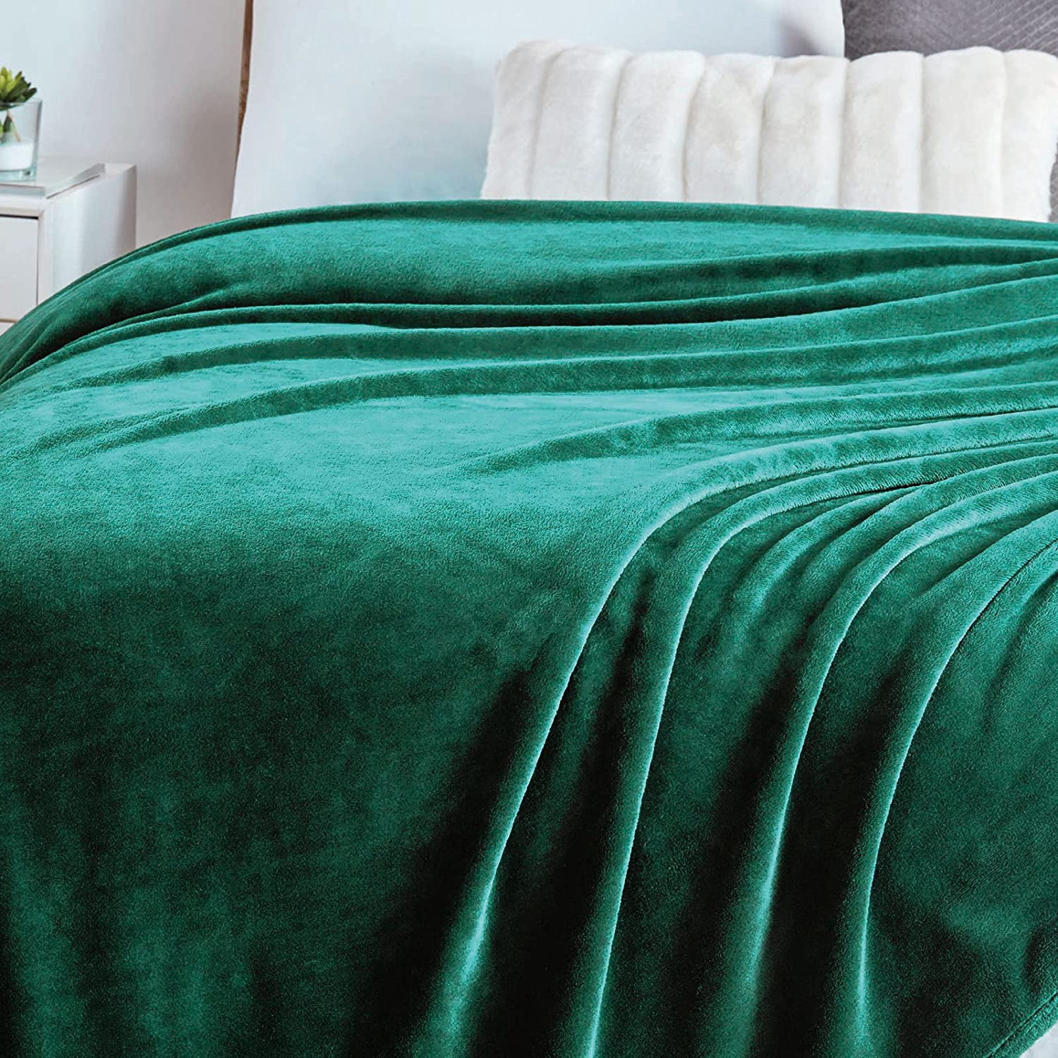 Walensee Ultra Soft Microplush Fleece Throw Blanket, 90" x 108", Emerald Green, Machine Washable