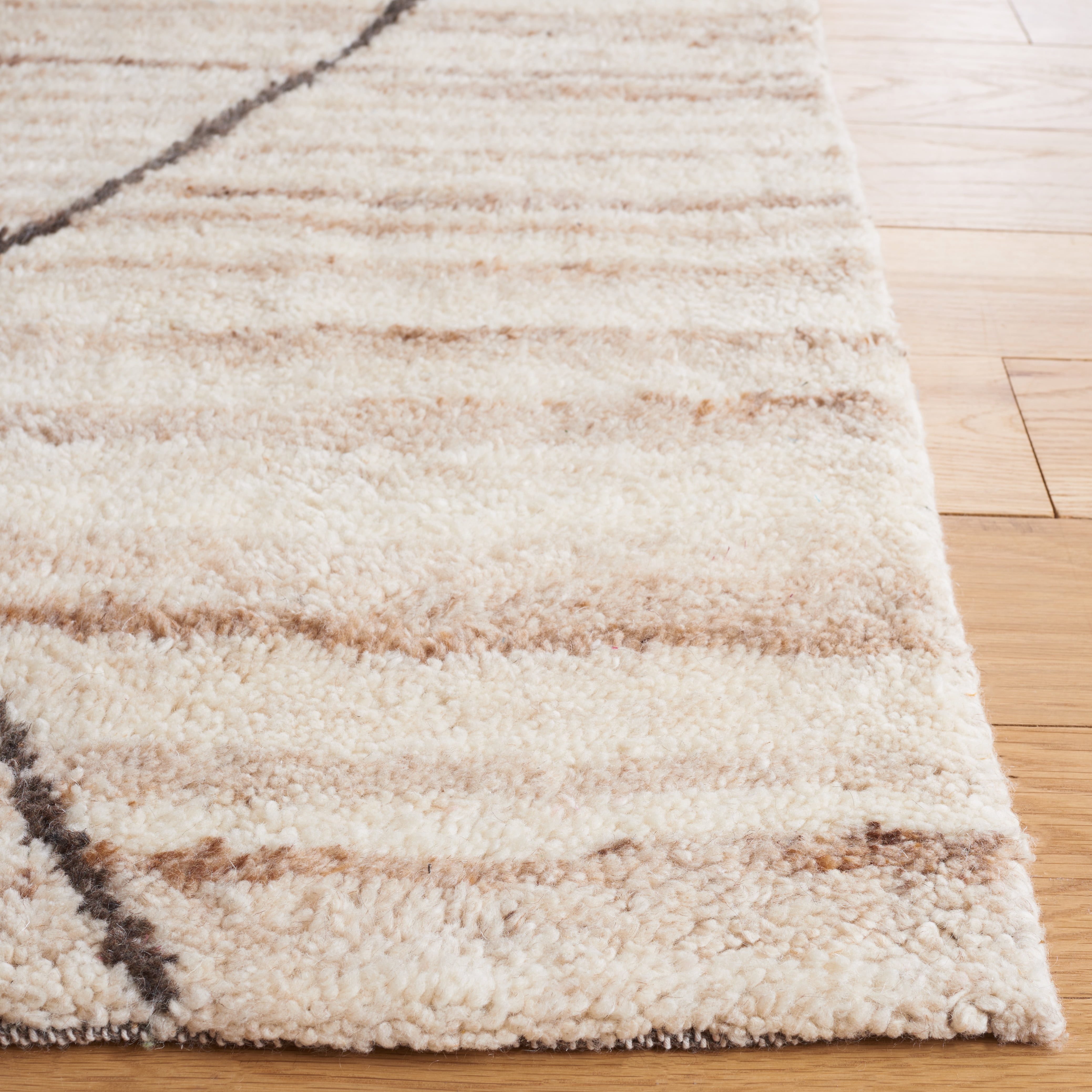 SAFAVIEH Casablanca Paul Geometric Area Rug, Beige, 4' x 6'