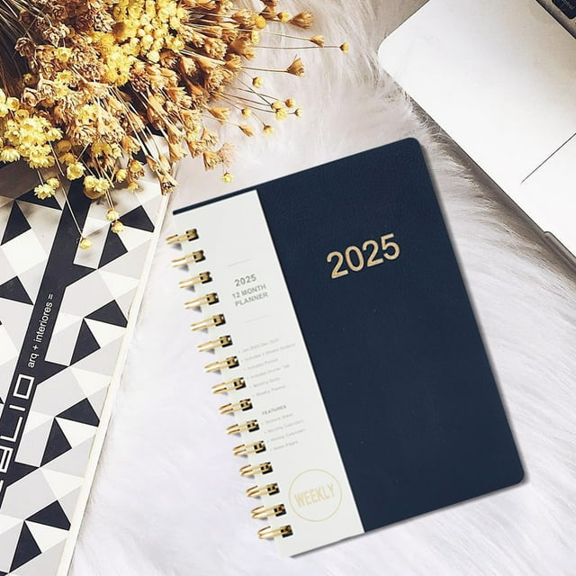 Fiudx Cuaderno con Calendario Inglés 2025, Tamaño A5, 88 Hojas, Papel de Doble Cara, Encuadernación En Espiral, Diseño Elegante y Práctico, Ideal para Uso Diario de Estudiantes y Profesionales, Ideal