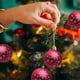 thumbnail image 4 of Pack de 12 bolas de adornos para árbol de Navidad | Decoración navideña de plástico multicolor • Colgante colgante de 1,6" • Esferas clásicas resistentes a rotura rojas y blancas para decoración, 4 of 6