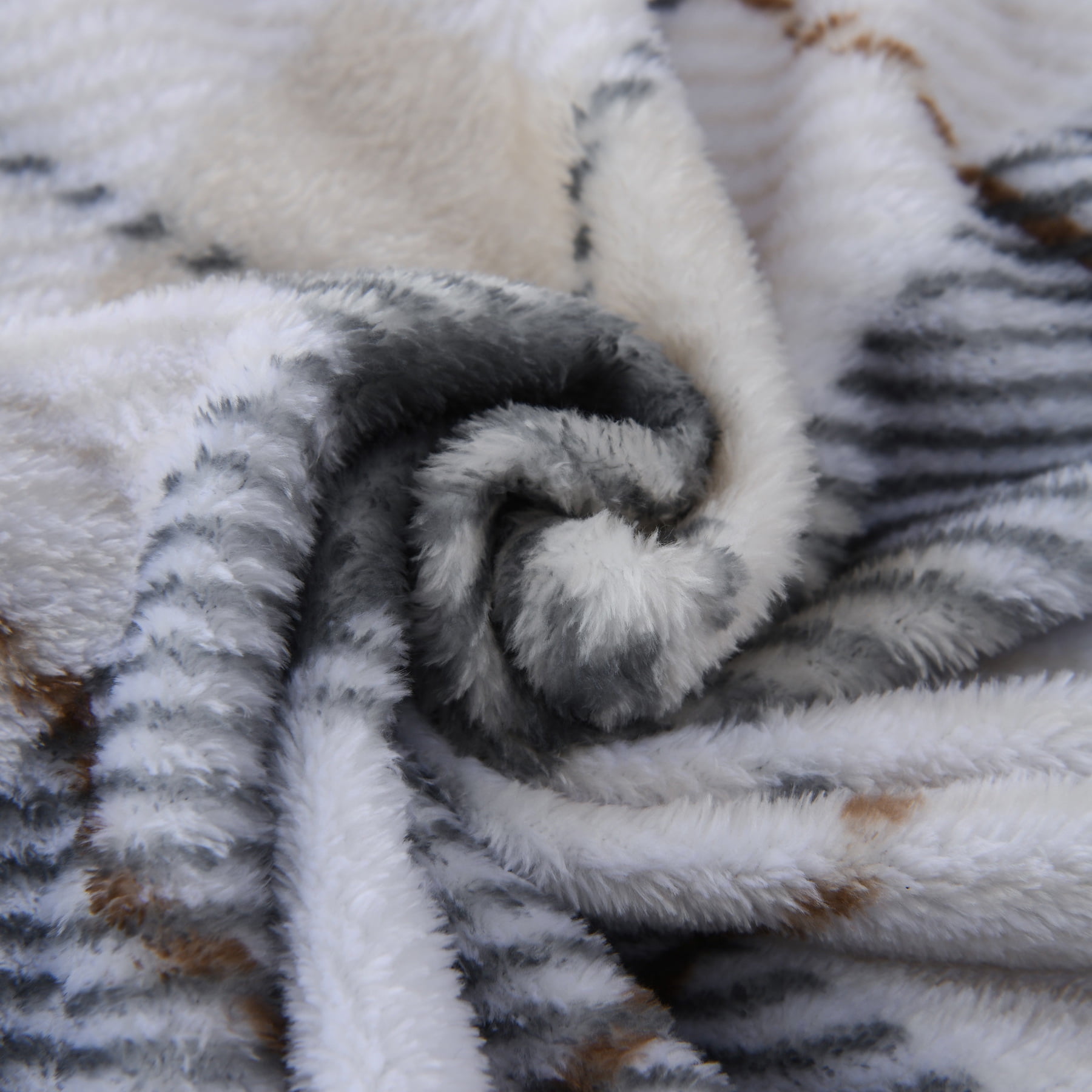 Mainstays Super Soft Plush Blanket, Brown Plaid, Twin, Adult/Teen