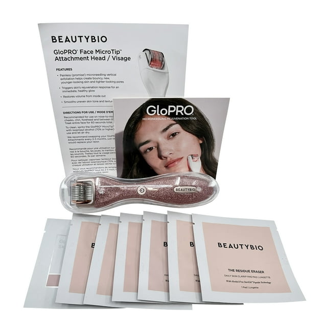 Beautybio GloPro Outil de Régénération Ombré Pailleté avec 5 Effaceurs de Résidus et 1 Tampon de Préparation pour la Peau. l'Image Affiche l'Outil de microneedling avec un design Ombré Pailleté, Cinq Tampons Effaceurs de Résidus et un Tampon de Préparation pour la Peau. Cet Appareil de Soins de la Peau Favorise une Peau Plus Lisse et Plus Ferme Grâce au microneedling et à la Luminothérapie LED Rouge. l'Emballage et les instructions Sont Inclus en Arrière-Plan.
