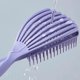 thumbnail image 5 of Cepillo desenredante para cabello húmedo y seco con diseño ligero y hueco y agarre cómodo., 5 of 5