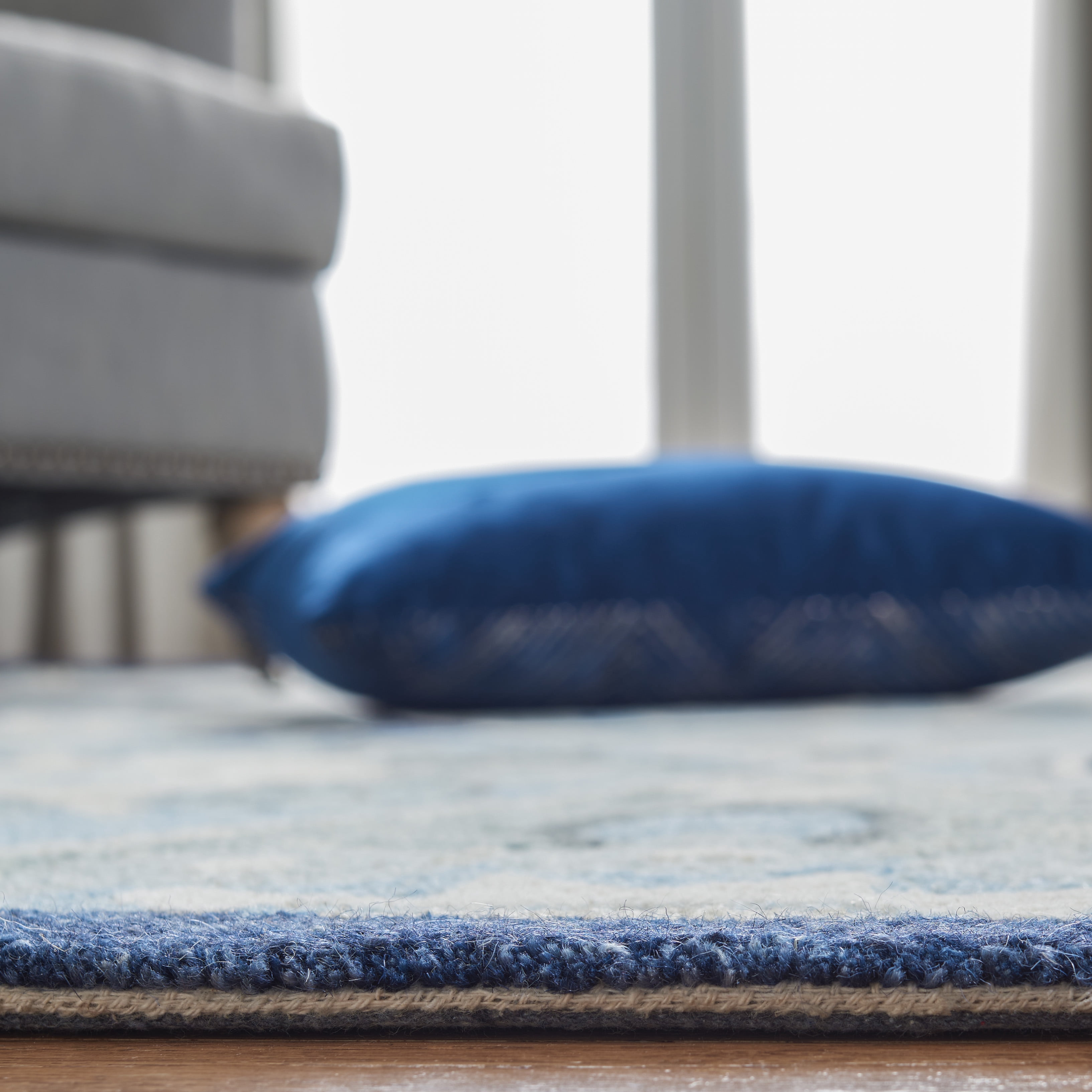 SAFAVIEH Suzani Mckenzie Abstract Area Rug, Blue/Ivory, 6' x 6' Round