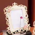 thumbnail image 4 of Marco de Fotos Rústico, Soporte de Fotos de Rosas Adornado Creativo, Soporte de Imagen Independiente para Restaurante, Comedor, Decoración de Escritor , 27,5 cm x 20,5 cm 275 cm x 205 cm Macarena Imagen, 4 of 8
