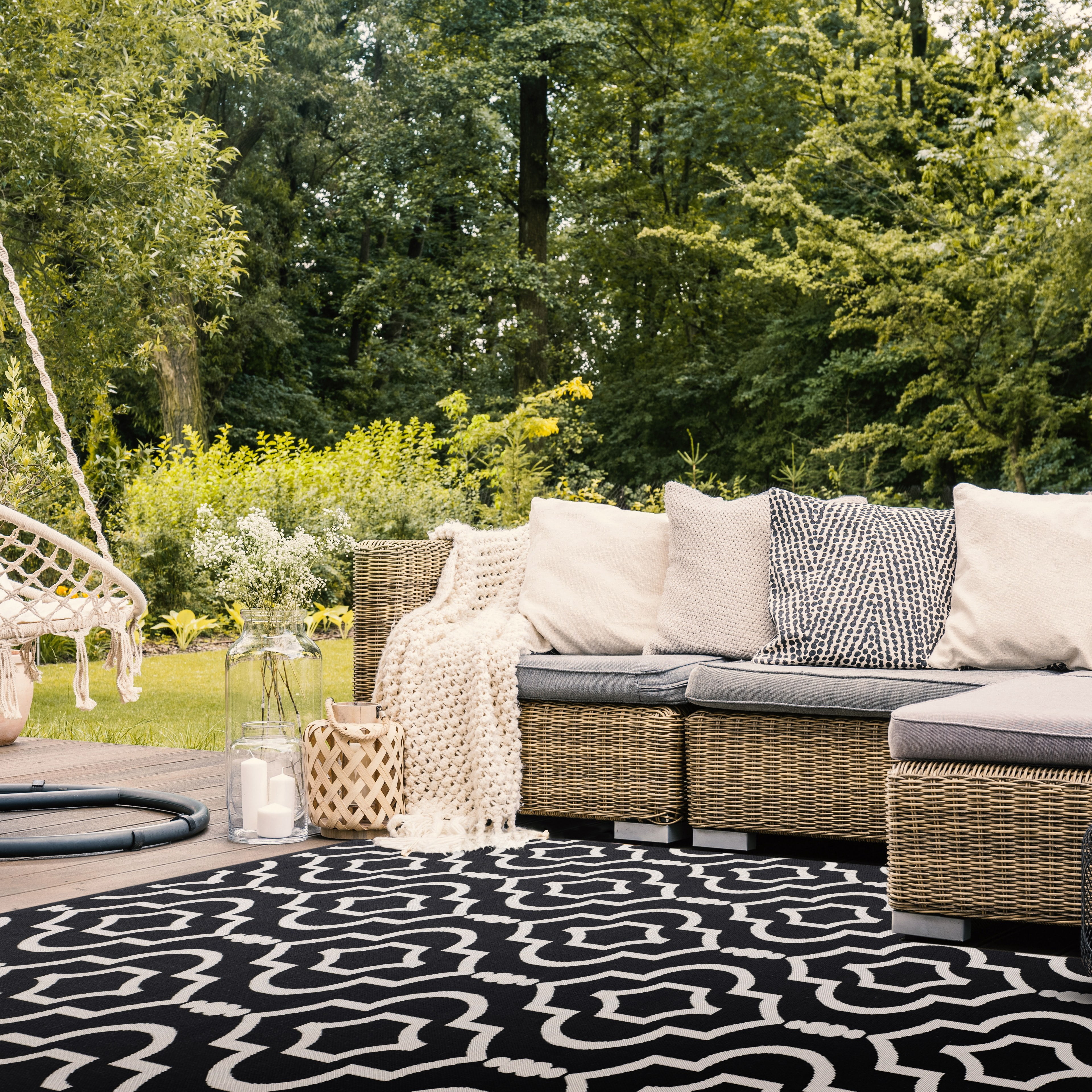 Safavieh Courtyard Lavern Geometric Indoor/Outdoor Area Rug, Black/Beige, 5'3" x 7'7"