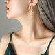 thumbnail image 4 of Pendientes sexys de aro adelgazante, pendientes de acero de titanio chapados en oro de 18 quilates, pendientes de círculo con nudo para mujer, 4 of 5