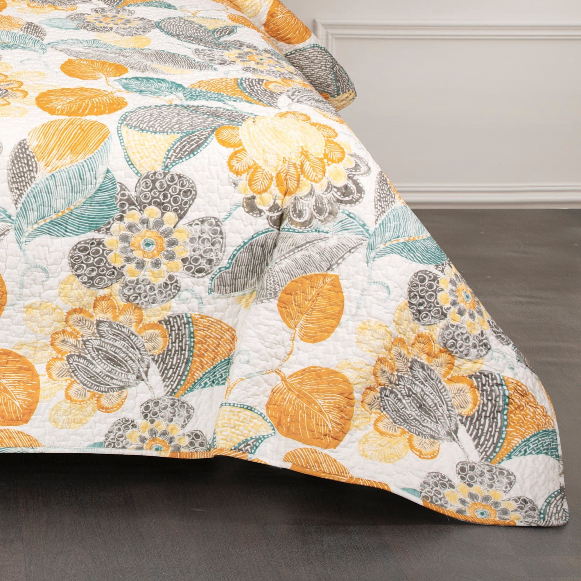 Lush Decor Layla Floral Cotton Lightweight Reversible Quilt, King, Yellow/Gray, 3-pc set includes: 1 Quilt, 2 Pillow Shams