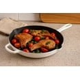 thumbnail image 2 of Chuck Hughes Poêle à Frire Ronde en Fonte 26 cm – Poêle Pré-Assaisonnée avec Poignée d'Assistance, Poêle de Cuisson Robuste pour l'Intérieur et l'Extérieur pour Viandes, Légumes et Plats de Déjeuner (Blanc Oie des Neiges), 2 of 5