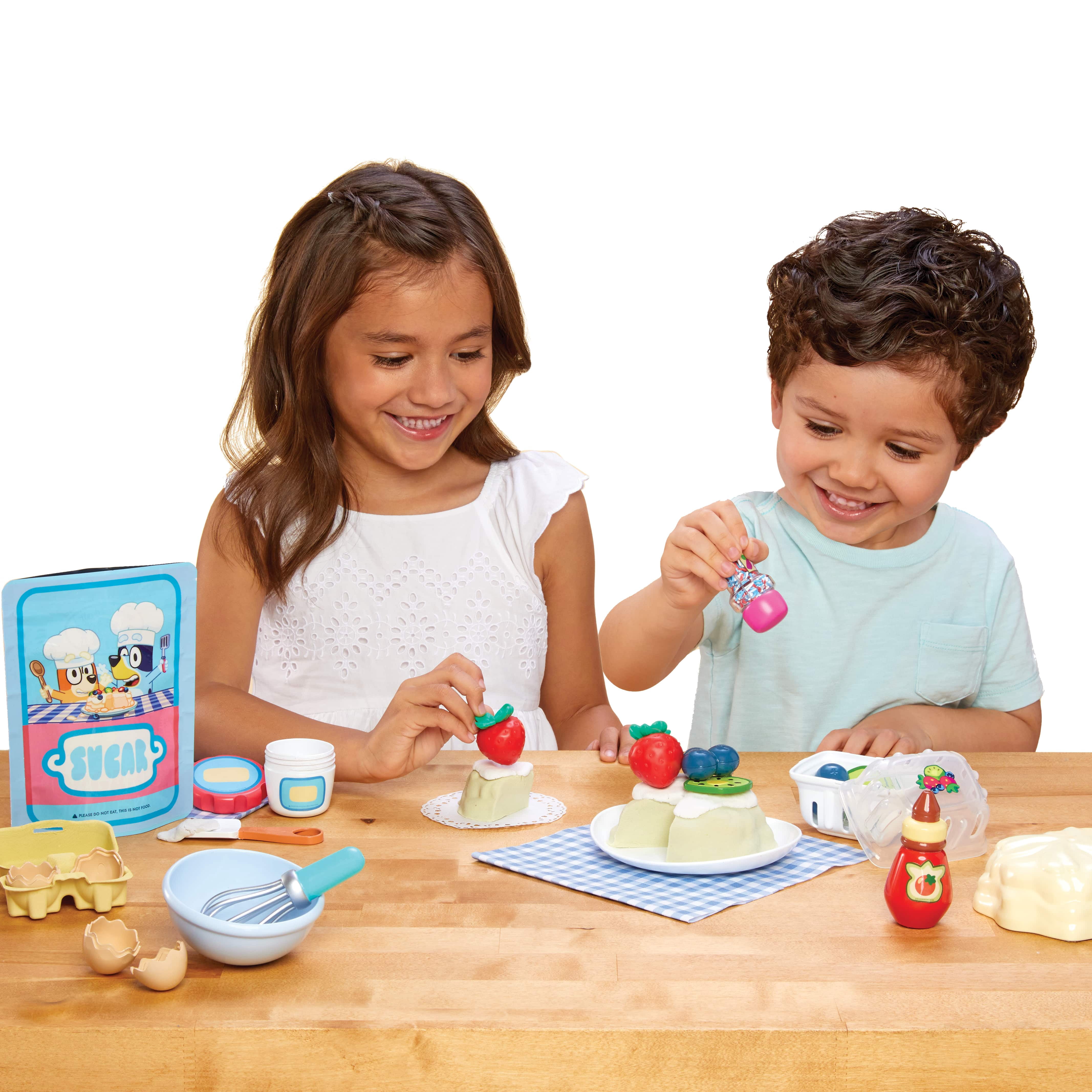 Little Tikes Creative Chefs Bluey Pavlova Kit, with Make-It Mix Play Sand, Ages 3+