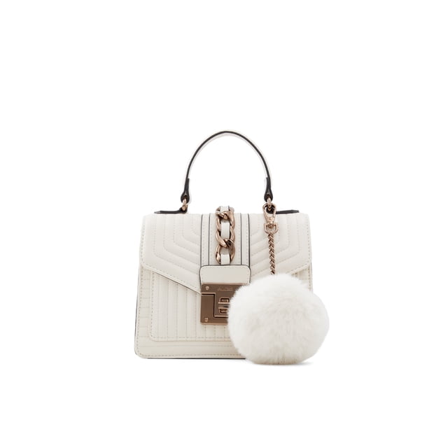 aldo bolso regular jerilini con asa superior para mujer Blanco ALDO bolso de mano regular, vista frontal centrada; silueta cuadrada compacta con solapa y pespuntes lineales, cierre metálico rectangular dorado. Asa corta negra con herrajes dorados, cadena decorativa y pompón de peluche blanco en el frente; material sintético texturizado, 1 compartimento interno, accesorio pequeño ideal para llevar lo esencial del día a la noche y a menudo usado como bolsa de salida para eventos casuales.
