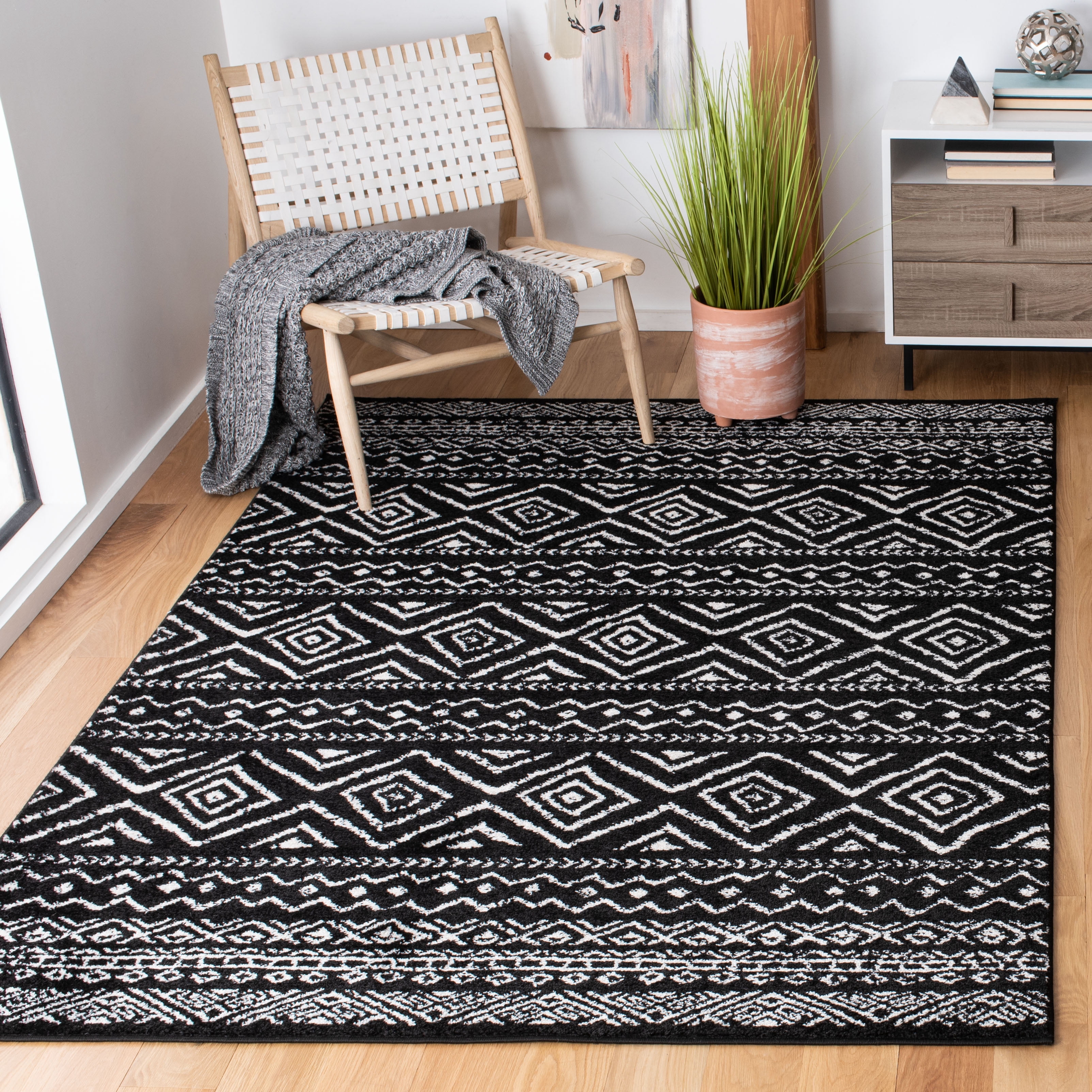SAFAVIEH Tulum Merletta Oriental Area Rug, Black/Ivory, 6'7" x 6'7" Square