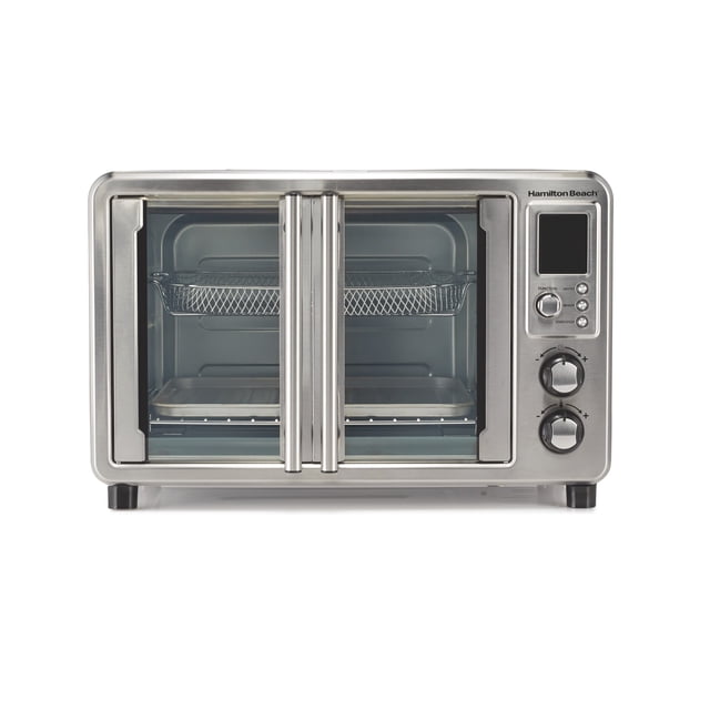 horno tostador con freidora de aire hamilton beach mod. 31191j 6 en 1 color plata, vista frontal centrada con puertas francesas, carcasa de acero inoxidable plateado, interior con bandeja y cesta para freír visibles, panel derecho con pantalla digital más perillas y botones, mango vertical doble y bandeja para migas removible; ideal para hornear, asar y tostar y a menudo usado para recalentar pizzas o snacks de forma uniforme.