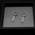 thumbnail image 2 of Pendientes colgantes cortos minimalistas de doble barra con aro pequeño para hombres, mujeres, niños y niñas, dijes de acero inoxidable, aros Huggie de 2 cm, plata, 2 piezas, 2 of 5