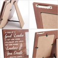 thumbnail image 4 of Una señal de un buen líder no es la cantidad de seguidores que tienes Marco de fotos de 4 x 6 pulgadas para colgar o sobre la mesa, marco rústico de madera para regalos motivacionales para líder de, 4 of 5