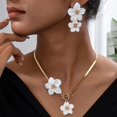 thumbnail image 2 of Set de Joyería KummerSaprk Collar y Aretes de Flor Blanca, 2 of 6