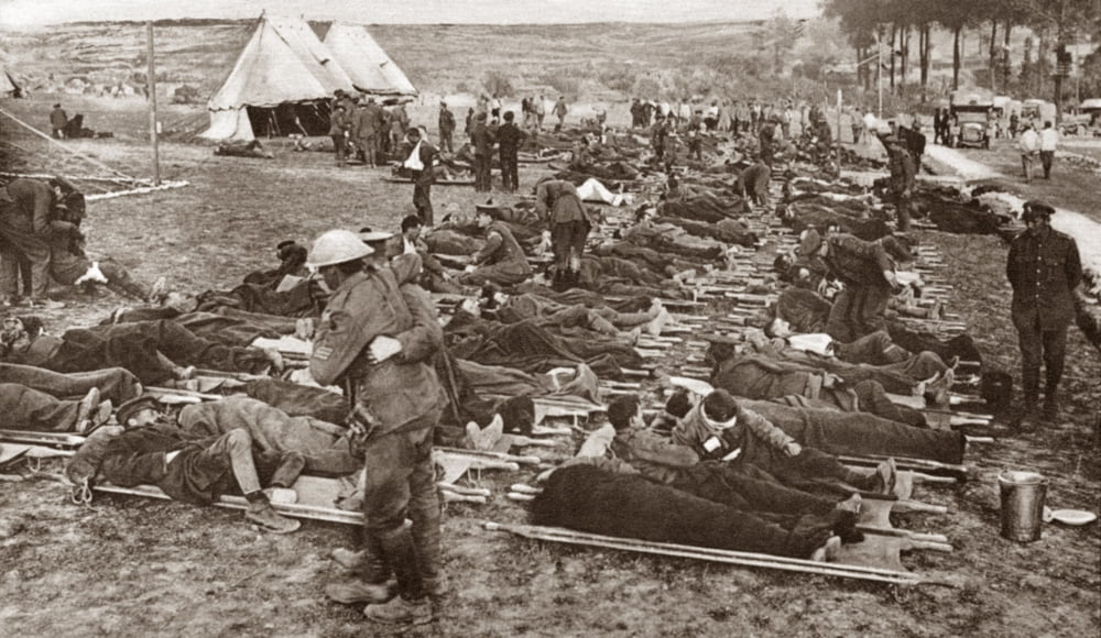 wwi-british-wounded-nwounded-british-soldiers-being-treated-before-being-transported-to-the-base