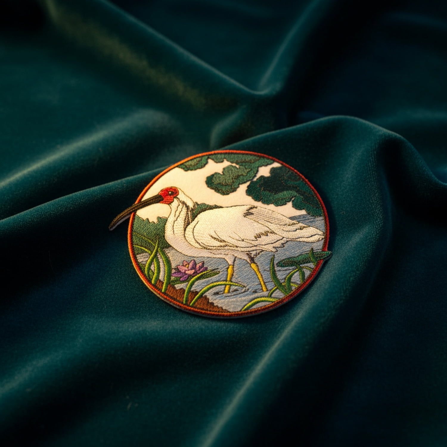 Crested Ibis in Circle Embroidered Iron on/Sew Patch [6" X 6"]