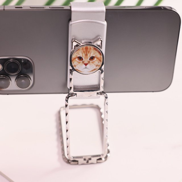 El soporte para teléfono móvil de escritorio con clip se puede girar 360 grados con imán para automóvil y se puede plegar para un fácil almacenamiento.