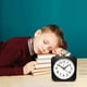 thumbnail image 1 of Despertador pequeño y silencioso con diseño de caramelos creativos de moda, reloj despertador de escritorio con barrido de viento y segundos., 1 of 6