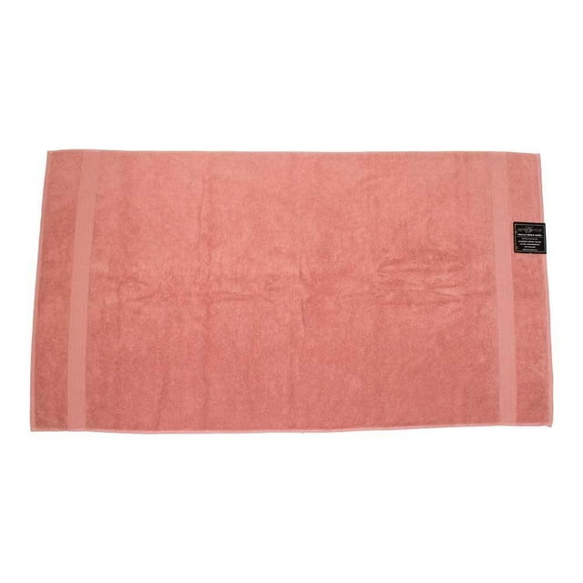 toalla hotel style medio baño rosa toalla rectangular vista frontal, rizo suave color rosa con doble banda tejida en los extremos y etiqueta negra de marca en la esquina; medida 142.2 x 76.2 cm, diseño absorbente para secado diario en baño doméstico; también es adecuada para uso en gimnasio o spa por su tamaño cómodo.