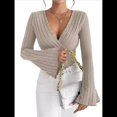 thumbnail image 2 of Camiseta de Larga Ajustada con Cuello en V Acanalado para Mujer, Top Informal de Moda con Mangas Acampanadas. Caqui XL, 2 of 8