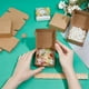thumbnail image 4 of 50 cajas pequeñas de cartón de 3x3x1.2 pulgadas, cuadradas, para joyería, tipo Kraft, para envíos, de cartón corrugado, color marrón., 4 of 9