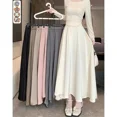 thumbnail image 2 of Vestido largo de cintura alta en forma de A, falda de satén sedoso para mujer, temporada de primavera, cintura ligeramente ajustada, falda grande y ancha, 2 of 5