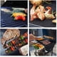 thumbnail image 4 of 3 Piezas Estera para Parrilla para Barbacoa, Red para Barbacoa Reutilizable, Fácil Limpieza y Antiadherente, Se Puede Cortar Estera para Suelo Antiadherente y Resistente al Calor para Asar, 40 x 33 cm, 4 of 5