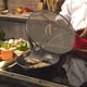 thumbnail image 4 of La pantalla contra salpicaduras de grasa para sartén de 13 pulgadas protege la piel de quemaduras $ Cubierta protectora contra salpicaduras de cocina, cubierta de sartén de hierro para mantener la, 4 of 4
