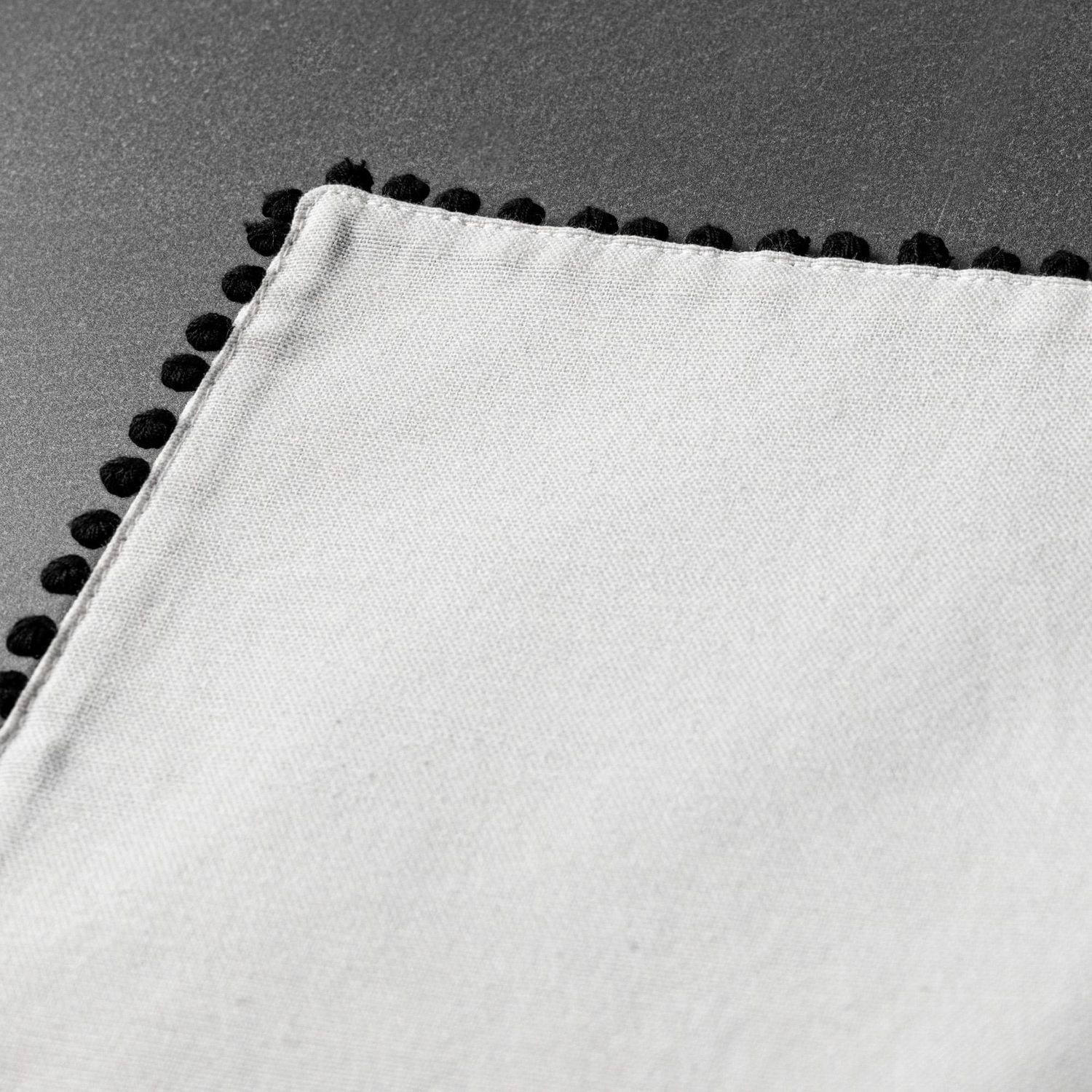 Chemin de table Thym & Table, pompon blanc