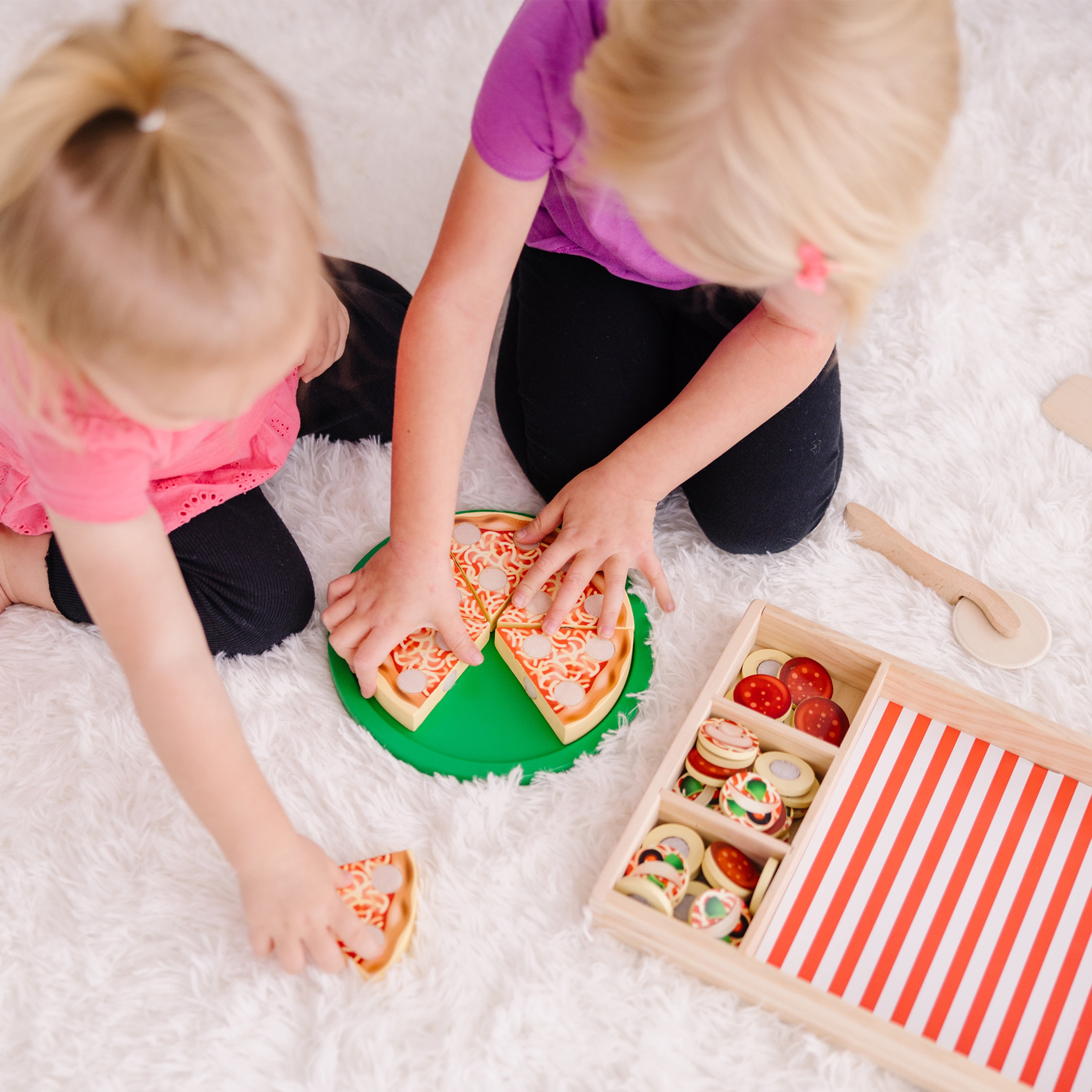  Let's Make a Pizza - Pretend Food Playset with 4 Wooden Pie  Slices, 140 Felt Toppings, Wood Roller, and 3-in-1 Cardboard Box Prep  Station, Oven, & Serving Table - Cute Cooking