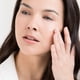 thumbnail image 3 of Base ISDIN Skin Drops, arena ligera de alta cobertura, 3 of 7