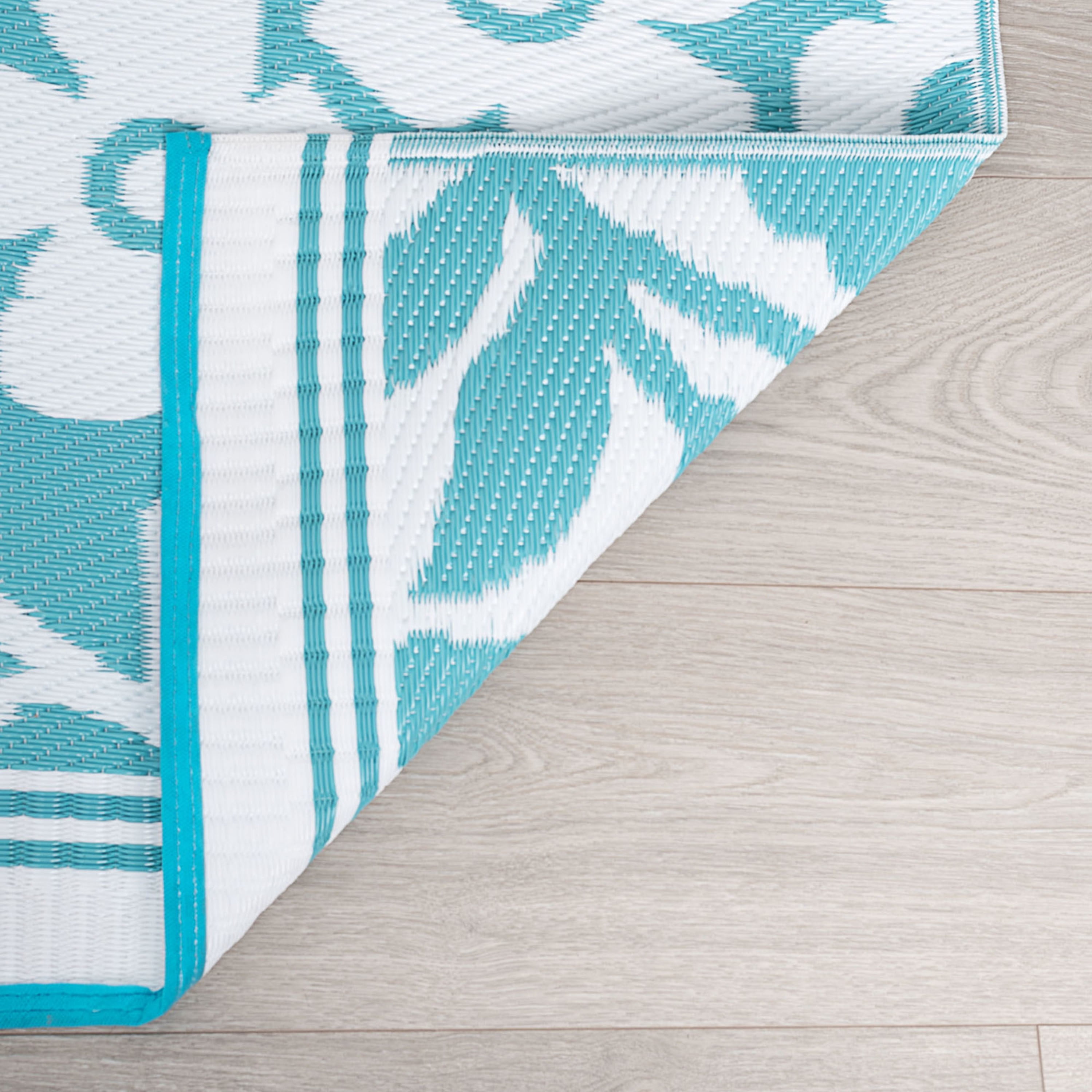 6x9 Reversible Aqua and White Polypropylene Outdoor Floral Area Rug
