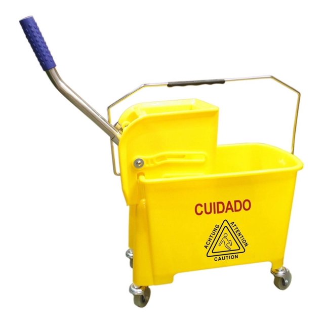 cubeta exprime fácil práctica exprimidor 20 l peldaños amarillo, vista 3/4 frontal de cubeta exprimidora de plástico amarillo con escurridor integrado, mango metálico con empuñadura azul, asa superior con recubrimiento negro, ruedas giratorias y leyenda 'CUIDADO' en el costado; adecuada para escurrir trapeadores durante la limpieza doméstica.