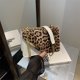 thumbnail image 2 of Bolso pequeño con cadena y estampado de leopardo de celebridades de Internet para mujer, otoño e invierno 2025, nuevo bolso cuadrado pequeño con nuevo temperamento y combinable., 2 of 5