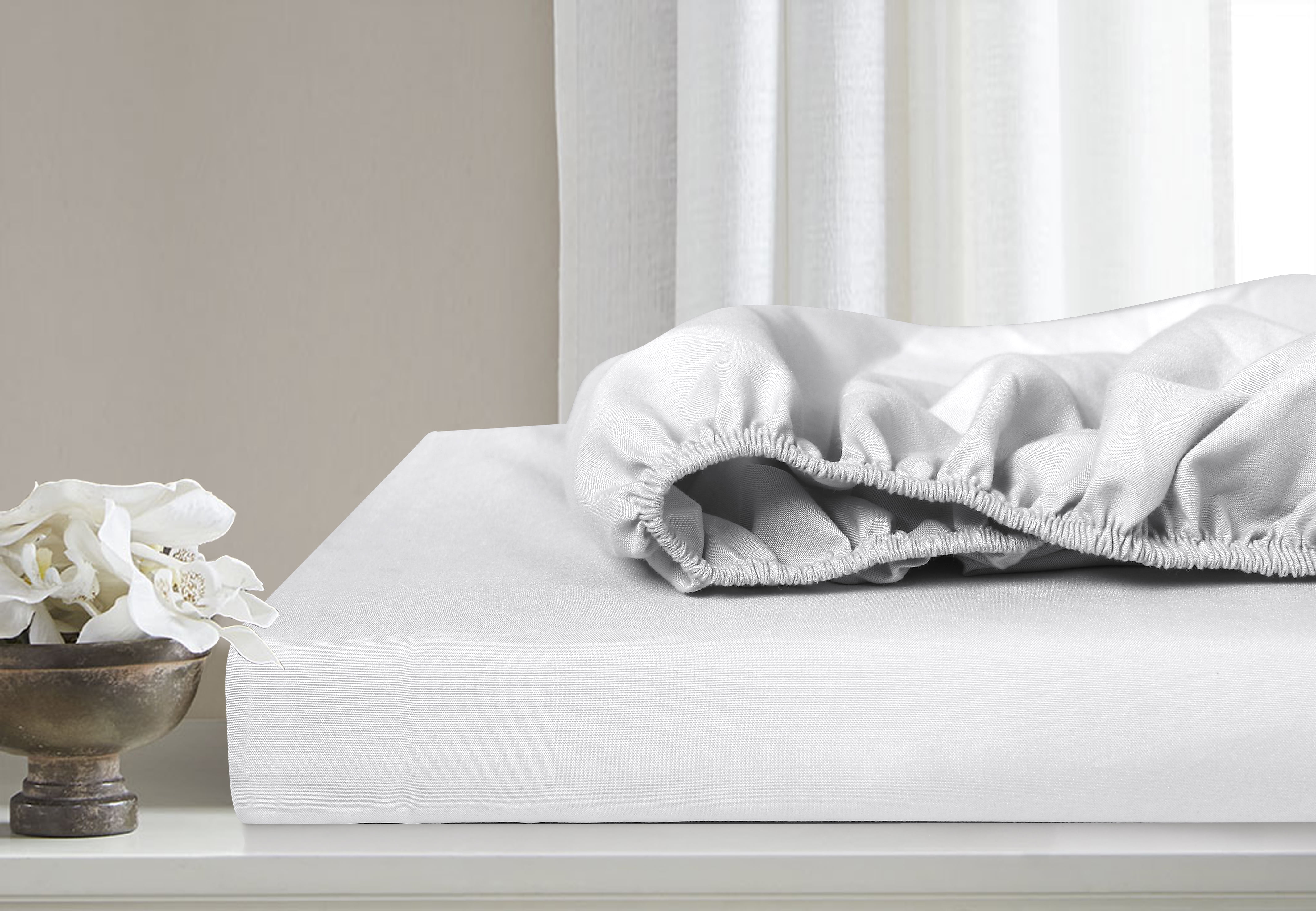 Swift Home Basic 4-Piece Queen Size Sheet Set, Ultra Soft, Deep Pocket, Easy Care Bedding Set, White