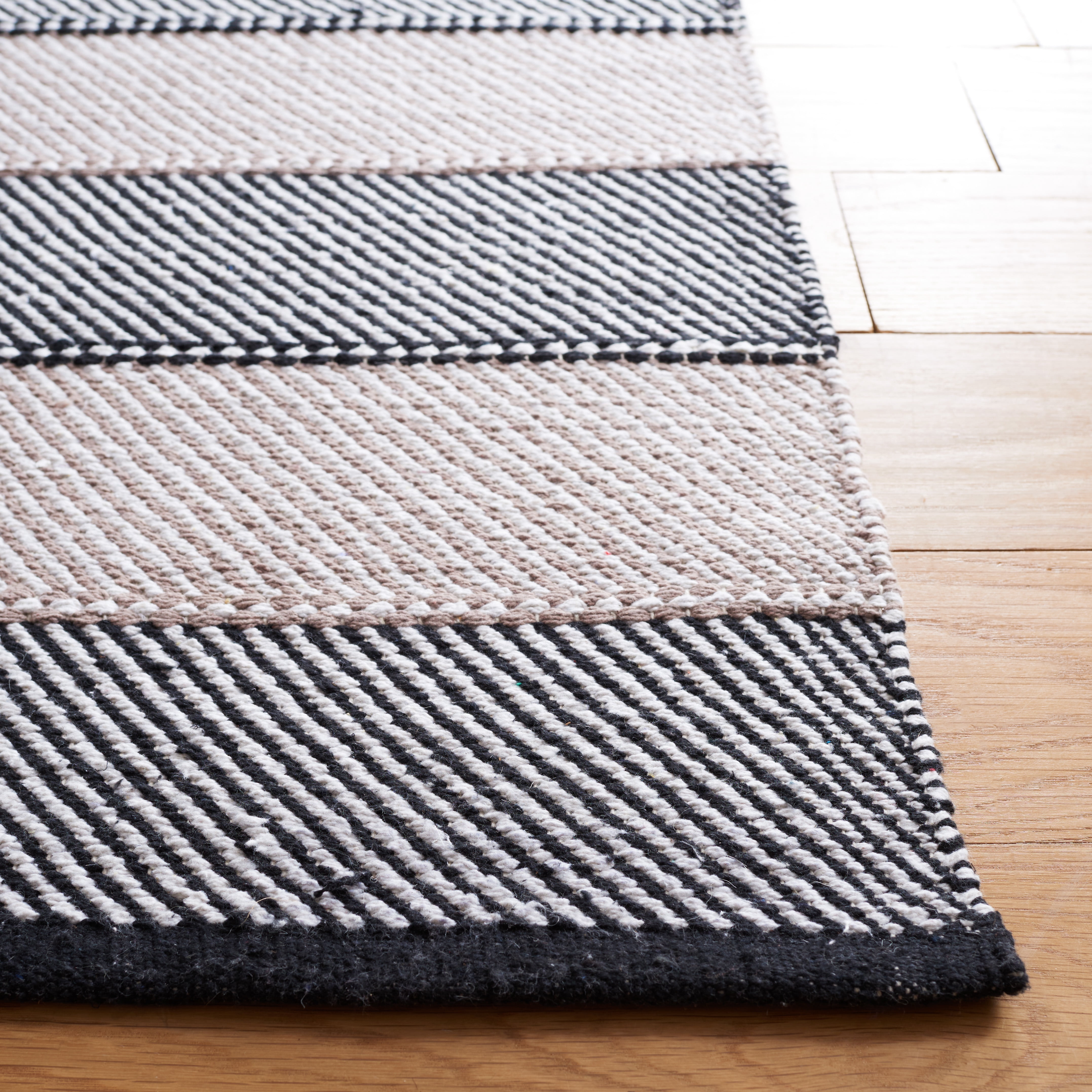 SAFAVIEH Striped Kilim Yadira Striped Cotton Area Rug, Ivory/Black, 4' x 6'