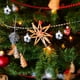 thumbnail image 5 of Bolas de Navidad de fútbol de Navidad, tema deportivo, fútbol de Navidad, bolas decorativas de Navidad, adorno de árbol de Navidad, hogar, vacaciones, 5 of 5