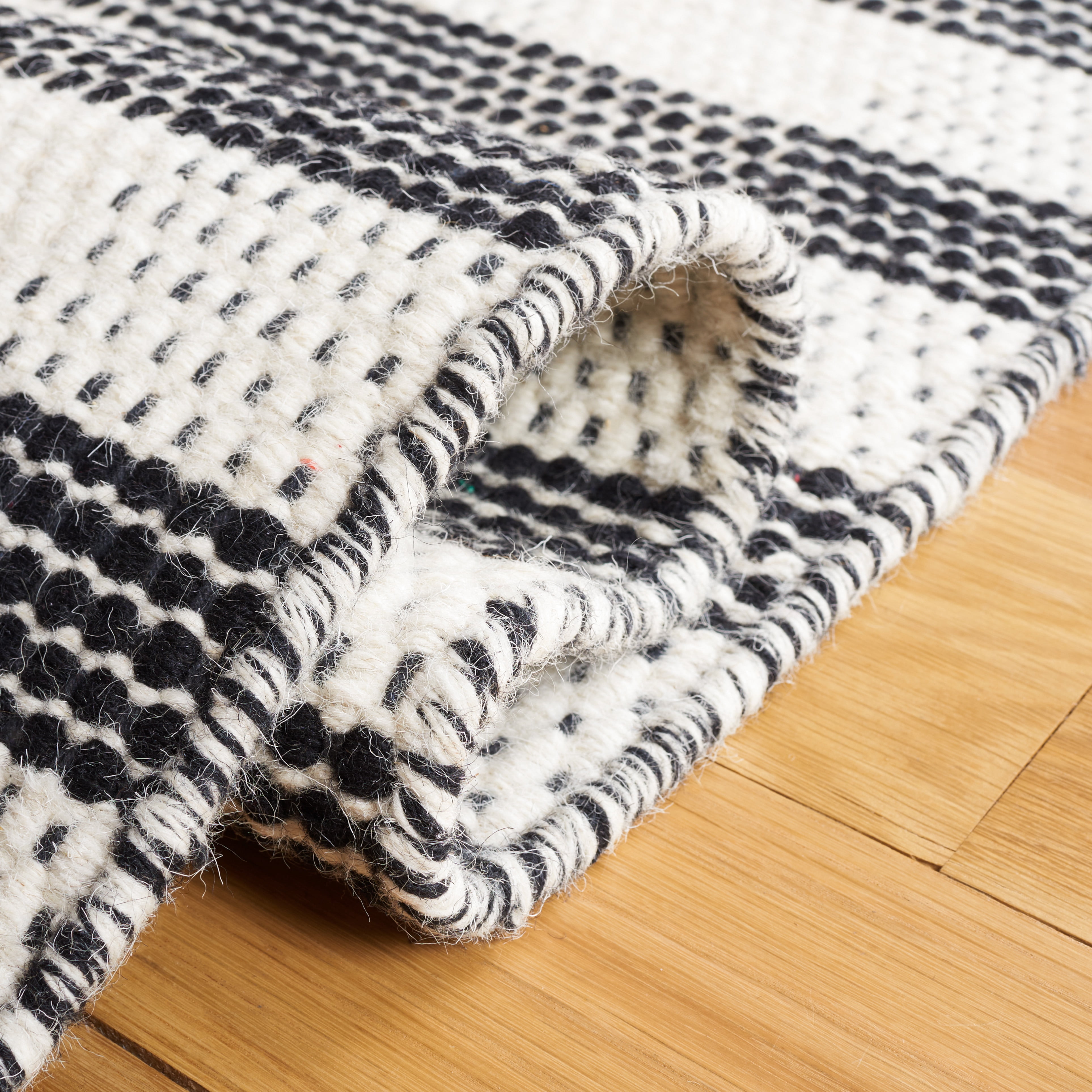 SAFAVIEH Striped Kilim Ulric Striped Area Rug, Black/Ivory, 8' x 10'