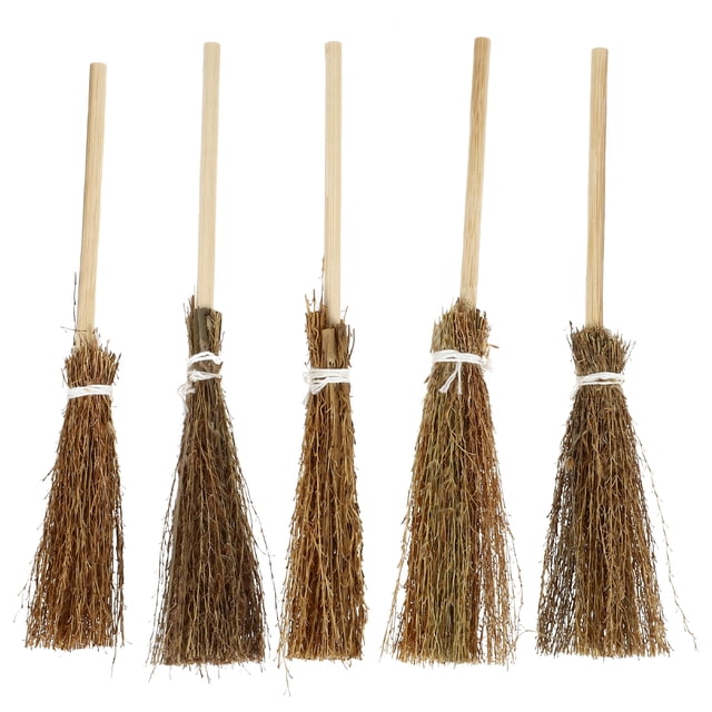 5 mini escobas tejidas a mano para decoración de casas de muñecas.